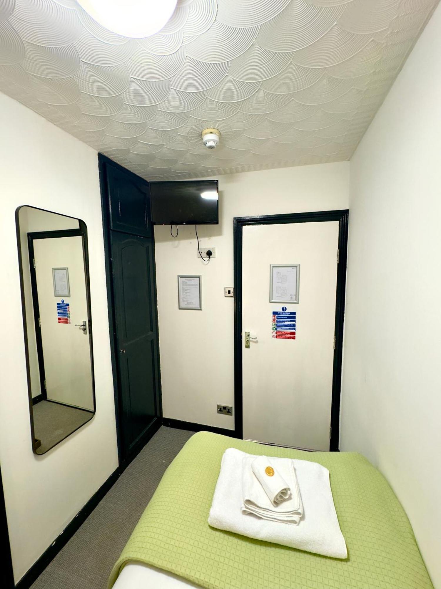Coastal Park Accommodation Llanelli Exterior photo